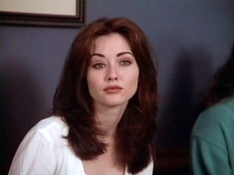 Charmed Hairstyles 90s, Shannen Doherty 90210, Shannen Doherty Hair, 90s Dark Hair, Shannen Doherty 90s Style, Brenda Walsh Style, Brenda Walsh Hair, Hair Ideas 90s, Vintage Haircut Women