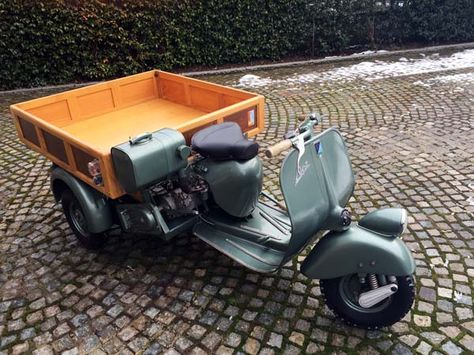 Amazing Piaggio APE 150 from 1955. Long live Italy http://www.yourvespa.com/product/green-1955-piaggio-ape-150-for-sale/ Vespa Scooters For Sale, 50cc Motorcycle, Scooter Garage, Vespa 150, Vespa Ape, Vespa Lx, Retro Scooter, Piaggio Ape, Vintage Vespa