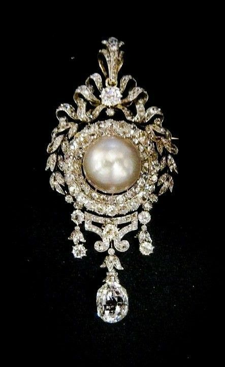 Coral Jewelry Set, Royal Crown Jewels, Pearl Jewels, Diamond Brooch, Royal Jewels, Classy Jewelry, Royal Jewelry, Crown Jewels, Pearl Brooch