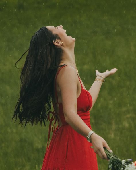 dancing in the rain with @aleahbeah16 is the absolute best way to spend a thursday evening, just try & change my mind🤭 this is the energy i adoreeee from seniors! instead of being bummed that her session ended with rain clouds instead of golden hour, aleah ran right into the rain & had herself a dance party🕺consider this your sign to embrace whatever comes during your senior session! the most fun pictures come from unplanned situations (or weather lol) aleah, i'm just so thankful you're on ... Photoshoots In The Rain, Photoshoot In The Rain Photo Ideas, Senior Pics In The Rain, Senior Picture Ideas Rainy Day, Raining Senior Pictures, Senior Photos In The Rain, Rain Poses Photo Ideas, Senior Pictures In The Rain, Rain Moodboard