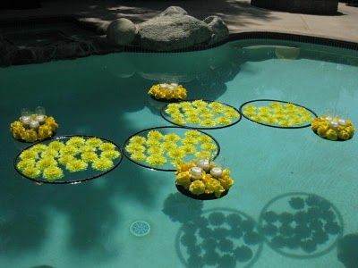 hula hoop flowers...im assuming this would be a great idea for partys....if I had a pool! Floating Flower Arrangements, Pool Wedding Decorations, Summer Pool Party Decorations, Pool Dekor, Pool Wedding, Pool Party Decorations, Summer Pool Party, Floating Flowers, Pool Decor