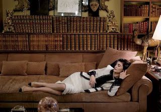 Coco Chanel lounging on her couch in Paris... classic photo. I have always wanted to see the original after the Frasier had a remake of it. Brigitte Lacombe, Ritz Hotel, Vogue British, American Hustle, Audrey Tautou, French Lifestyle, Chanel Suit, Chanel Jacket, Anais Nin