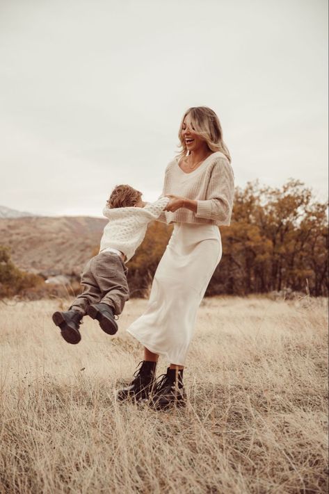 Mom And Son Field Photoshoot, Cute Mother And Son Photos, Family Photos Sweatpants, Evening Family Photos, Boho Fall Pictures, Family Outdoor Session, Mom And Son Sunset Photoshoot, Field Pictures Ideas, Mother And Son Outdoor Photoshoot