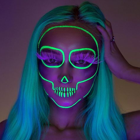 Pintura Facial Neon, Skeleton Makeup Kids, Dark Halloween Makeup, Glow Face Paint, Voodoo Makeup, Black Light Makeup, Uv Face Paint, Neon Face Paint, Uv Photography