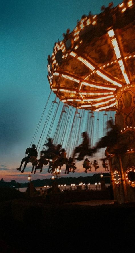 Late Night Fair Aesthetic, Carnival At Night Aesthetic, Night Carnival Aesthetic, Late Night Date Aesthetic, Luna Park Aesthetic, Carnival Aesthetic Night, Summer Carnival Aesthetic, Carnival At Night, Night Carnival