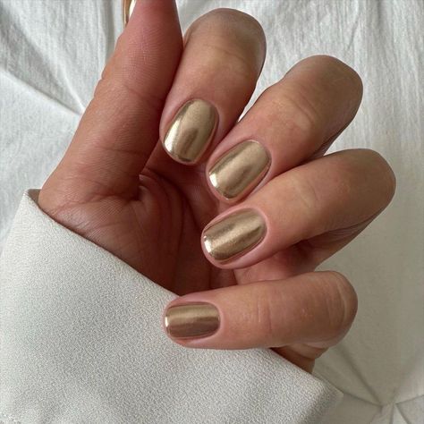 We've rounded up holiday nail ideas for the 2023 season. Tap for all the details. Gold Chrome Nails, Chrome Nail Art, Chrome Nails Designs, Gold Nail Polish, Metallic Nails, Gold Chrome, Dipped Nails, Minimalist Nails, Chic Nails