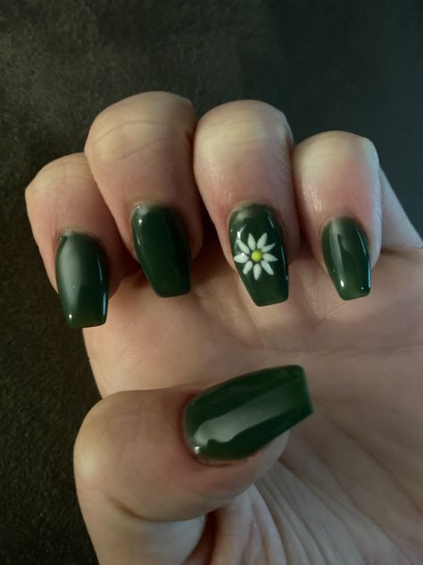 Dark Green Nails With Daisys, Dark Green Daisy Nails, Dark Green Nails With Flowers, Green Daisy Nails, Coffin Acrylics, Dark Green Nails, Green Daisy, Green Nail Designs, Daisy Nails