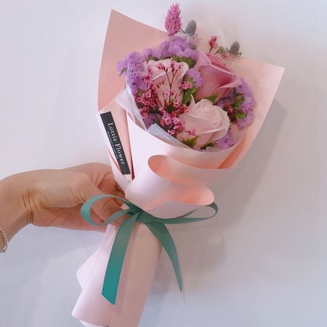 Single Flower Bouquet, Diy Bouquet Wrap, Edible Bouquets, Flower Box Gift, Flower Gift Ideas, Creative Flower Arrangements, Boquette Flowers, Hand Flowers, Flower Bucket