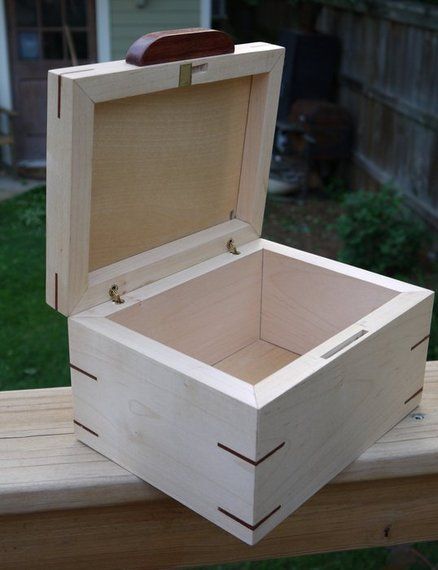 Box with a Secret Locking Mechanism Lock Boxes Ideas, Secret Lock Box, Wooden Box Plans, Simple Woodworking Projects, Diy Lock, Wooden Lock, Wooden Box Diy, Small Wood Box, Woodworking Projects For Beginners