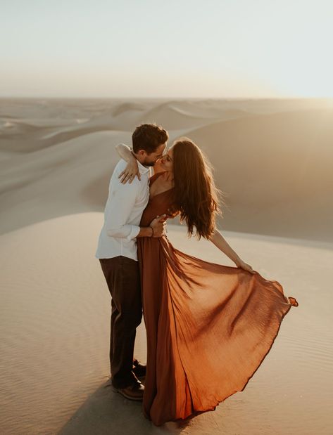 Britt from Bachelor Engagement // Imperial/Algodones Sand Dunes in Southern California San Diego engagement photos Shooting Couple, Engagement Pictures Poses, Engagement Session Outfits, Photographie Inspo, Engagement Photo Poses, Engagement Poses, Foto Casual, Engagement Outfits, Engagement Photo Outfits