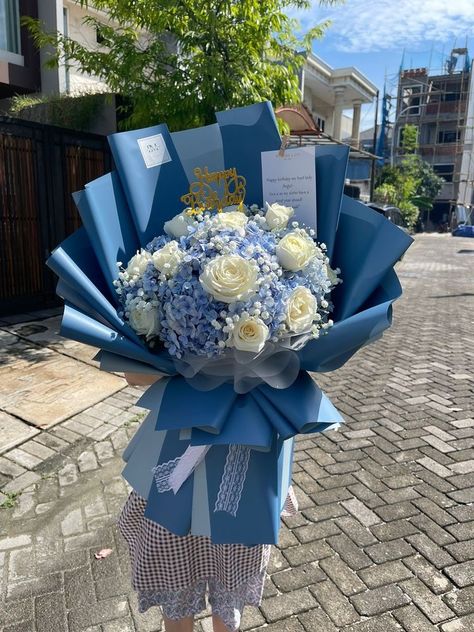 Blue Flowers Bouquet Gift, Blue Bouquet Aesthetic, Graduation Flowers Bouquet, Blue And White Roses, Ribbon Flowers Bouquet, Blue Flowers Bouquet, Luxury Flower Bouquets, Fancy Flowers, Flower Bouquet Diy