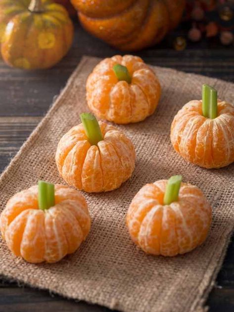 Clementine Pumpkins, Pumpkin Snack, Halloween Party Appetizers, Healthy Halloween Treats, Appetizers For Kids, Healthy Halloween Snacks, Halloween Fruit, Halloween Treats For Kids, Halloween Party Snacks