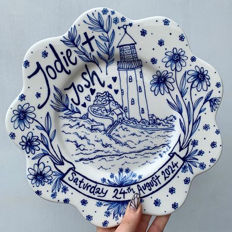 Custom Dinner Plates, Anniversary Plates Diy, Wedding Plate Painting Ideas, Christmas Plate Painting Ideas, Wedding Plates Diy, Wedding Painting Ideas, Dates Illustration, Dark Blue Illustration, Engagement Plate