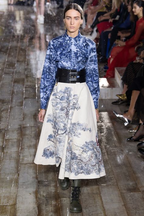 Christian Dior Resort 2019 Paris Collection - Vogue Haute Couture Style, Fashion Week Dresses, Maria Grazia Chiuri, Couture Mode, Dior Fashion, Dior Couture, Mode Inspo, Work Clothes, Fashion Show Collection