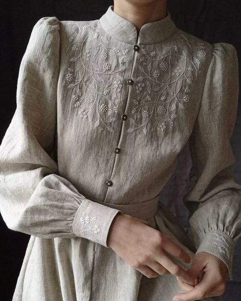 Linen Dress Embroidery Ideas, Linen Dress Embroidery, Celana Jogger Wanita, Embroidered Linen Dress, Retro Mode, 자수 디자인, Vestidos Vintage, Embroidered Clothes, Modest Fashion Outfits