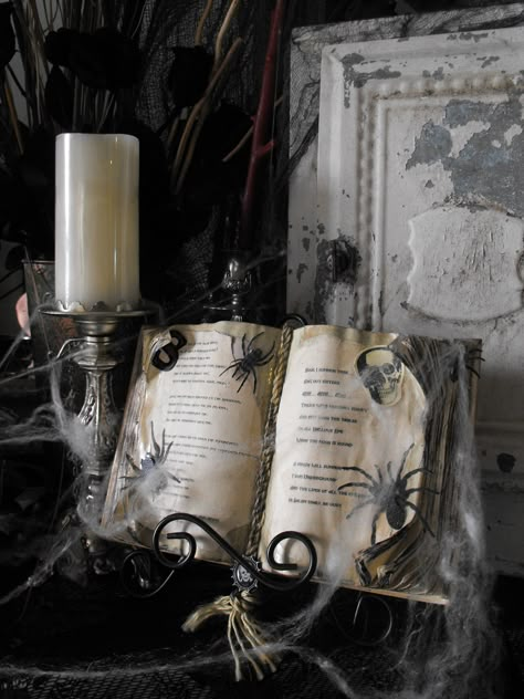 Spooky Diy Halloween Decor, Cozy Fall Living Room, Soirée Halloween, Victorian Halloween, Classy Halloween, Halloween Fest, Creepy Halloween Decorations, Fall Living Room Decor, Fall Living Room