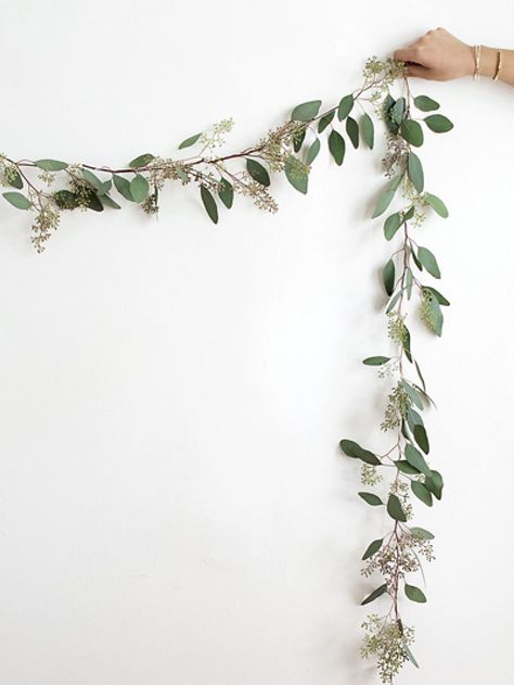 Diy Eucalyptus Garland, Diy Wedding Garland, Hessian Wedding, Diy Eucalyptus, Diy Christmas Garland, Garland Diy, Eucalyptus Garland, Travel Theme Wedding, Tassel Garland