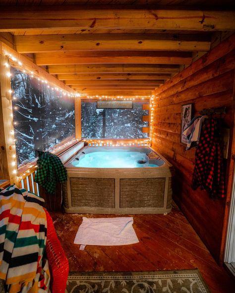 Huck on Instagram: “Jets on, stress gone.” Whirlpool Deck, Cabin Porches, Cabin Hot Tub, Indoor Hot Tub, Hot Tub Room, Hot Tub Deck, Hot Tub Backyard, Tub Ideas, Cabin Living