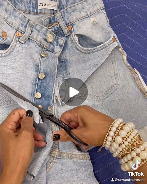 High Waist Jeans With Belt Outfit, Diy Stylish Clothes, Jeans Belt Diy, Denim Belts Diy, How To Make A Top Out Of Jeans, Diy Denim Tube Top, Diy Fringe Shorts Jeans, Jeans Design Ideas Diy, Diy Denim Clothes