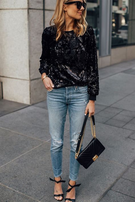 15 Best New Years Eve Outfits for 2021 New Years Eve Outfits Casual, Casual New Years Eve Outfits, Sequins Top Outfit, New Year’s Eve Outfit, Silvester Outfit, Outfits New Year, Looks Jeans, Black Sequin Top, Nye Outfits