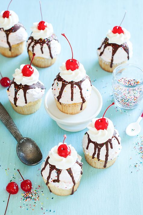 Ice Cream Sundae Cupcakes Iced Cupcakes, Sundae Cupcakes, Ice Cream Cupcakes, Creative Cupcakes, Diy Ice Cream, Handmade Charlotte, Ice Cream Social, Boat Food, Lake Food Ideas Summer