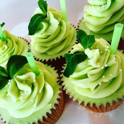 Alcoholic Cupcakes, Mojito Cupcakes, Cake Nature, Boozy Baking, Cocktail Cupcakes, Boozy Cupcakes, Summer Cupcakes, Cuban Cuisine, Boozy Desserts