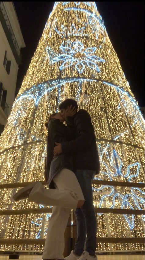 Pictures In Front Of Christmas Tree Couples, Soft Launch Christmas, New Years Couples Pictures, Couple Poses Christmas Lights, New Years Aesthetic Couple, Christmas Lights With Boyfriend, Christmas Lights Engagement Photos, Couples Christmas Lights Pictures, Christmas Lights Couple Pictures