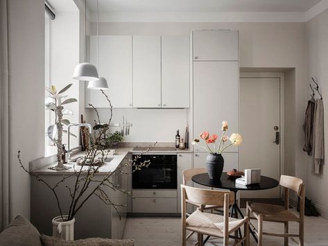 Scandinavian Studio Apartment, Beige Kitchen Cabinets, Tiny Studio Apartments, Swedish Interiors, Bed Nook, My Scandinavian Home, Student Apartment, Beige Kitchen, Tiny Apartments