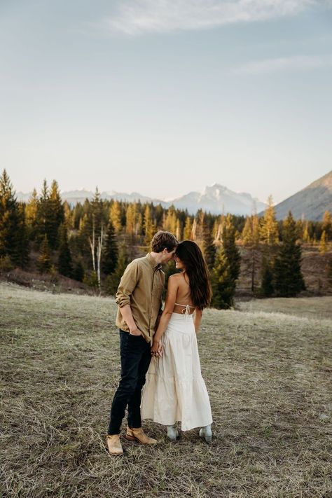 Engagement Photos Zion National Park, Engagement Photos Outfits Couple, Mountain Pictures Poses Couple, Canmore Engagement Photos, Engagement Pics Mountains, Engagement Photos Ideas Mountains, Mount Rainier Engagement Photos, Engagement Photos Montana, Western Inspired Engagement Photos