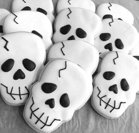 Skull Cookie Decorating, Purim Cookies, Skeleton Birthday, Skeleton Cookies, Halloween Sugar Cookies Decorated, Emoji Cookie, Skull Cookies, Halloween Sugar Cookies, Halloween Dessert