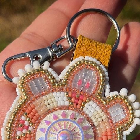 Beaded Keychains Native American, Beaded Keychains Patterns, Powwow Beadwork, Beaded Hats, Beautiful Beaded Earring, Native Beading, Seed Bead Jewelry Patterns, Native Crafts, Beaded Things