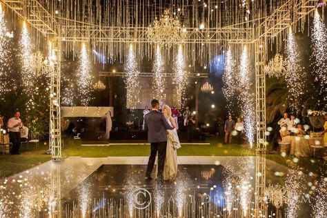 Sangeet Decoration Night Indoor, Beach Wedding Setup, Outdoor Night Wedding, Colombian Wedding, Indian Wedding Deco, Fancy Wedding Invitations, Night Wedding Decor, Cocktail Decoration, Wedding Decor Photos