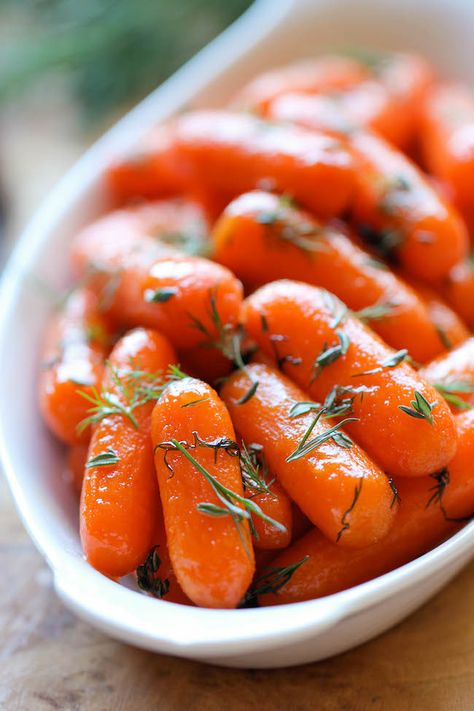 Honey Glazed Baby Carrots - Honey brings in such a pleasant sweetness to these baby carrots in this easy 15-minute side dish! Honey Glazed Baby Carrots, Dill Carrots, Thanksgiving Diner, Glazed Baby Carrots, Easy Vegetable Side Dishes, Easy Thanksgiving Recipes, Honey Glazed, Think Food, Easy Thanksgiving