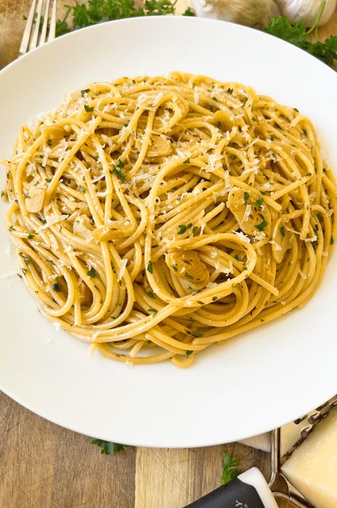 Spanish Garlic Spaghetti | Seriously GOOD 20 Minute Pasta Recipe Spanish Pasta Recipes, Spanish Spaghetti, Spanish Pasta, Garlic Spaghetti, Asiago Cheese, Spaghetti Recipe, Clean Diet, Vegetarian Recipe, Spaghetti Pasta