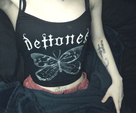 girl grunge goth aesthetic 2000s fashion clothing archive vintage cyber deftones mall goth black gothic archival fairy y2k Tattoo Schrift, Corps Parfait, Hot Wheel, Y2k Clothing, Cut Top, Vintage Gothic, Swaggy Outfits, Discord Server, Y2k Aesthetic