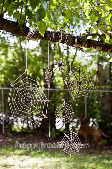 Sticks & Strings make for beautiful little spider webs! Brilliant. Diy Halloween Spider Web, Forest School Activities, Deco Nature, Outdoor Classroom, Halloween 1, School Garden, Spider Webs, Forest School, Nature Play