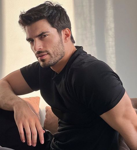 Handsome Italian Men, Male Model Face, Gentleman Aesthetic, Handsome Male Models, Mens Casual Outfits Summer, Dark Romance Books, Italian Men, Handsome Faces, Aesthetic Guys