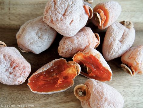 Dried Persimmon Recipes, Dehydrated Persimmons, Dry Persimmon, Persimmon Art, Dried Persimmons, Glace Fruit, Persimmon Recipes, Persimmon Fruit, Dehydrated Fruit