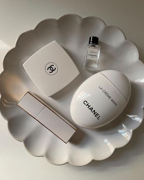 Chanel Aesthetic, Cream Aesthetic, Chanel Beauty, Chanel Makeup, Classy Aesthetic, 背景 シンプル, Beige Aesthetic, New Energy, Soft Hair