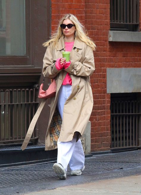 This street style is so fun! Elsa Hosk Street Style, Pink Bags Outfit, Elsa Hosk Outfits, Trench Coat Street Style, Elsa Hosk Style, Outfits New York, Models Off Duty Style, Street Style Bags, Trench Coat Outfit