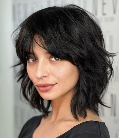 Shag Haircut Round Face Shoulder Length, Short Hairstyle Women Thick Coarse Hair, Above Shoulder Shag Haircuts, Medium Bob With Fringe Bangs, Parisian Shag Haircut, Layer Medium Length Hair, Shaggy Medium Hair With Bangs Round Face, Shoulder Shag Hairstyles, Cub Cut Hairstyle Women