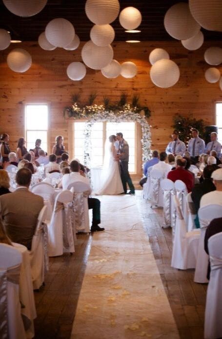 Wedding Ceremony Seating, Winter Wedding Venues, Boda Diy, Rustic Wedding Decorations, Rustic Winter Wedding, Wedding Planning On A Budget, Wedding Decoration Ideas, Winter Wedding Decorations, Wedding Winter