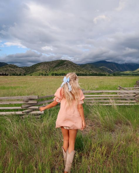 midwest meets montana 🦬🏔️🌾 . . . #coastalcowgirl #cowgirlchic #cowgirlstyle #westernfashion coastal cowgirl // cowgirl boots // cowgirl chic // cowgirl fashion // cowgirl style // western style // cottage core // mountain aesthetic // mountain pictures Southern California Aesthetic Outfits, Southern Charm Aesthetic, Aesthetic Mountain Pictures, Dark Country Aesthetic, Southern Girl Aesthetic, Southern Belle Aesthetic, Mountain Girl Aesthetic, Cowgirl Fits, Farm Vibes