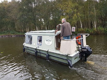 Electric Pontoon Boat, Tiny House Boat, Bass Boat Ideas, Small Houseboats, Trailerable Houseboats, Mini Pontoon Boats, Small Pontoon Boats, Shanty Boat, Tiny Boat