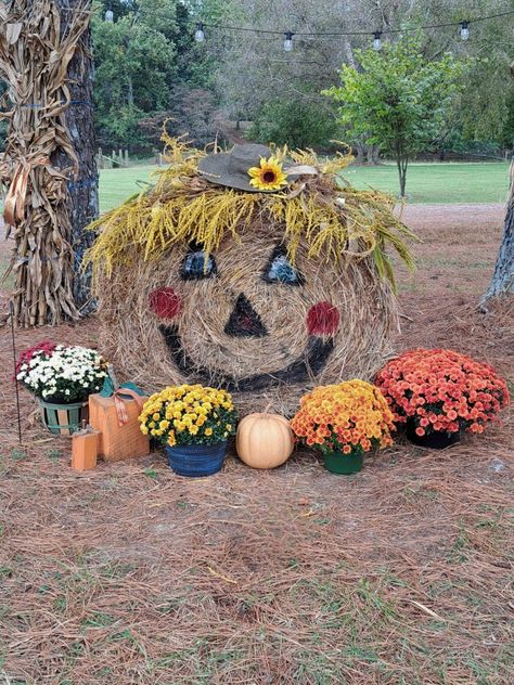 Straw Bale Fall Decor Yard, Round Hay Bales Fall Decor, Bale Art Ideas, Hay Bale Scarecrow, Painted Round Hay Bales, Painting Hay Bales, Driveway Fall Decor Ideas, Fall Farm Decor Outside, Bail Of Hay Decor Fall Front Porch