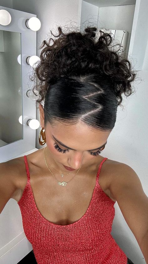 Olivia Calabio Scanu 🧡 | Saw this zig zag bun on pinterest and had to try it out!❣️ . . . #curls #curlyhair #curlybun #updo #tutorial #hairstyle #curlyinspo | Instagram Zig Zag Bun, Olivia Calabio, Zig Zag Part, Bun With Curls, Curly Bun Hairstyles, Curly Bun, Updo Tutorial, Curly Updo, Hair Due