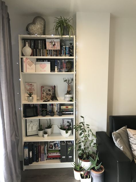 White Ikea billy book case decor White Bookshelf In Bedroom, Book Shelf And Desk Ideas, White Bookcase Bedroom, Bookshelf White Aesthetic, Book Shelf Decor Ideas Bedroom, Bookshelves Ikea Billy, Ikea Bookshelf Aesthetic, Book Shelf Decor Aesthetic, Bookcase Inspo Aesthetic