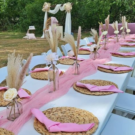 Pink And White Picnic Decor, Pink Boho Tablescape, Pink Napkin Table Setting, Dusty Pink Table Decor, White Table Cloth With Pink Runner, Boho Lunch Party, Pink Birthday Party Table Set Up, Pink Table Setting Birthday, Pink Boho Party Decor