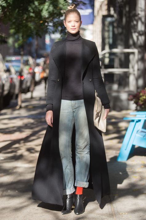 A turtleneck and boyfriend jeans with a long coat is so Carolyn Bessette. Mix it up with a flash of a sock. Black Bootie Outfits, Trench Outfit, Long Coat Outfit, Carolyn Bessette, Trendy Fall Fashion, Formal Coat, Full Length Coat, Booties Outfit, Long Black Coat