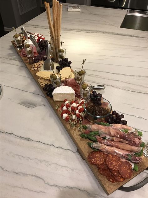 Antipasto Platter, Meat Platter, Cheese Party, Party Food Platters, Charcuterie And Cheese Board, Cheese Platters, Meat And Cheese, Party Food Appetizers, Food Platters